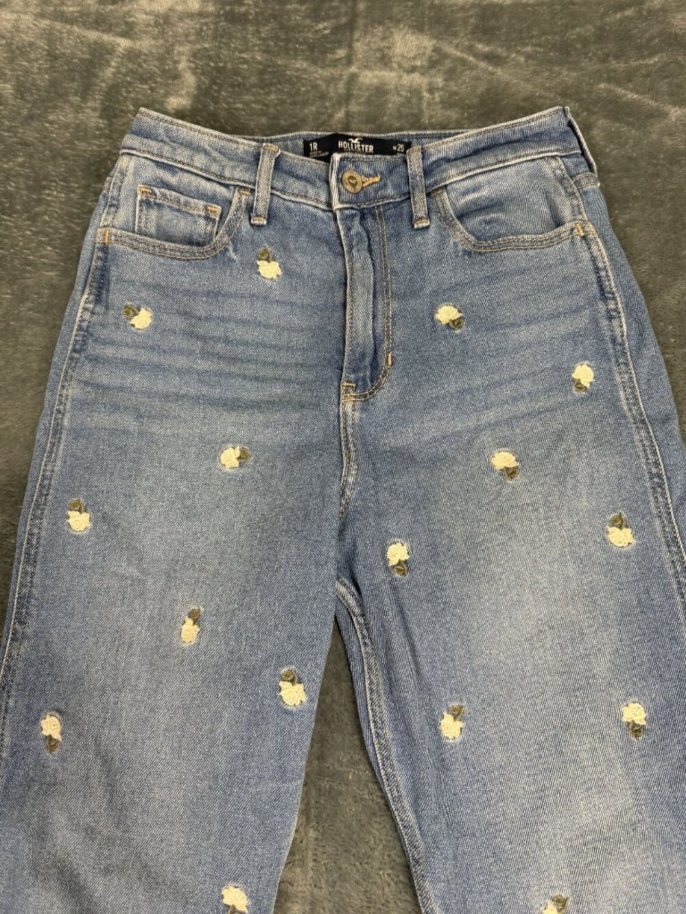 Ultra High-Rise Mom Jeans With Floral Embroidery By Hollister Womens Size 1R - Picture 3 of 10